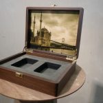 İç kapağında Ortaköy Camii görseli olan yuvalı ahşap kutu